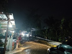 Jalan Pitara Depok Terendam Banjir, Sejumlah Motor Mogok-Lalin Tersendat