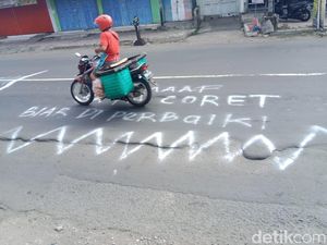 Jalan Srengat Blitar Penuh Coretan gegara Tak Kunjung Diperbaiki