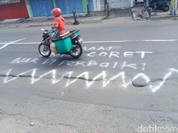 Jalan Srengat Blitar Penuh Coretan gegara Tak Kunjung Diperbaiki