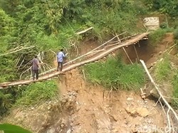 Jembatan Gantung Berusia 15 Tahun di Sukabumi Terancam Putus!