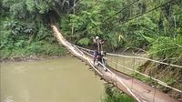 Memprihatinkannya Kondisi Jembatan Gantung di Sukabumi yang Terancam Putus