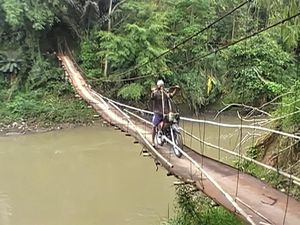 Memprihatinkannya Kondisi Jembatan Gantung di Sukabumi yang Terancam Putus Memprihatinkannya Kondisi Jembatan Gantung di Sukabumi yang Terancam Putus