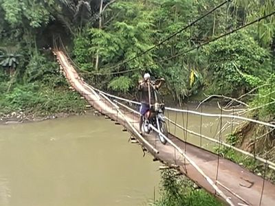 Memprihatinkannya Kondisi Jembatan Gantung di Sukabumi yang Terancam Putus