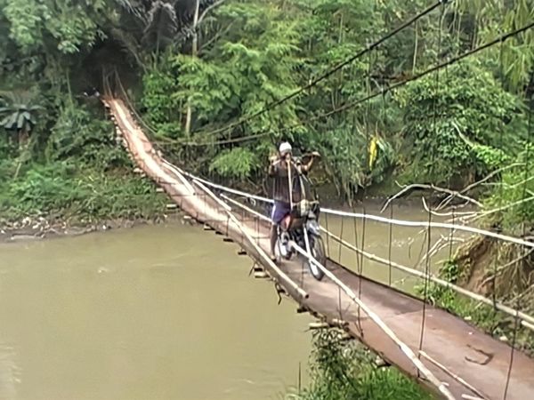 Memprihatinkannya Kondisi Jembatan Gantung di Sukabumi yang Terancam Putus