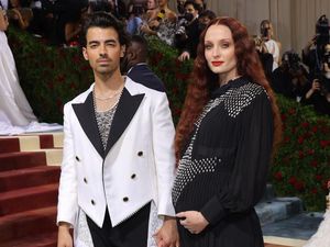 Sophie Turner Merana Usai Melahirkan, Dipaksa Joe Jonas Eksis di Red Carpet Sophie Turner Merana Usai Melahirkan, Dipaksa Joe Jonas Eksis di Red Carpet