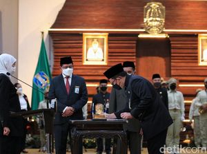 Khofifah Resmi Lantik Sekdaprov-Minta Cepat Bersinergi Lintas Sektor