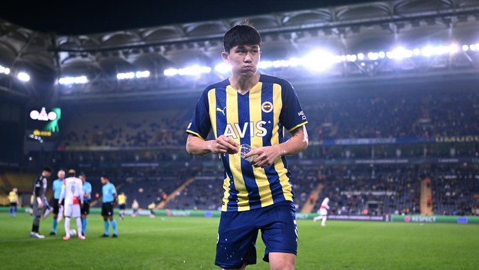 ISTANBUL, TURKEY - FEBRUARY 17: Kim Min-Jae of Fenerbahce looks on prior to the UEFA Europa Conference League Knockout Round Play-Offs Leg One match between Fenerbahçe and Slavia Praha at Fenerbahce Sukru Saracoglu Stadyumu on February 17, 2022 in Istanbul, Turkey. (Photo by Alexander Scheuber - UEFA/UEFA via Getty Images)