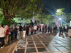 Antusias Warga Surabaya Serbu LEXICONCERT Isyana di DBL