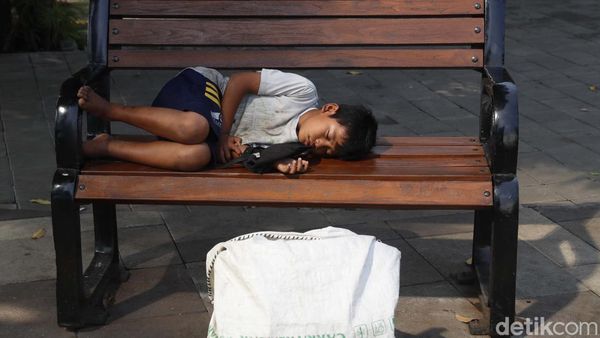 Lelah Memulung, Bocah Ini Tertidur Pulas di Kursi Trotoar
