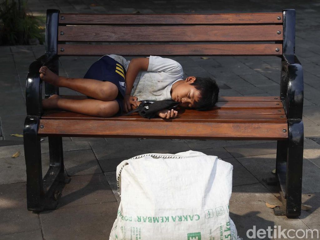 Lelah Memulung, Bocah Ini Tertidur Pulas di Kursi Trotoar Lelah Memulung, Bocah Ini Tertidur Pulas di Kursi Trotoar