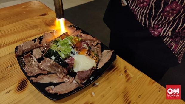 Little Tokyo di kawasan Blok M, Melawai, Jakarta Selatan menawarkan suasana Tokyo, Jepang lengkap dengan sajian khasnya. Kunjungan ke sejumlah tempat makan bakal membawa Anda pada pengalaman bersantap ala warga lokal Jepang.