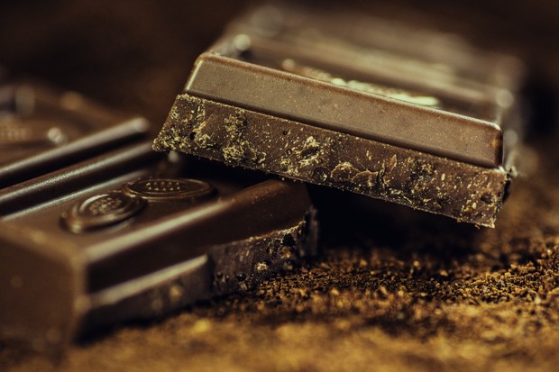 Makan cokelat dapat membuat mood lebih baik.