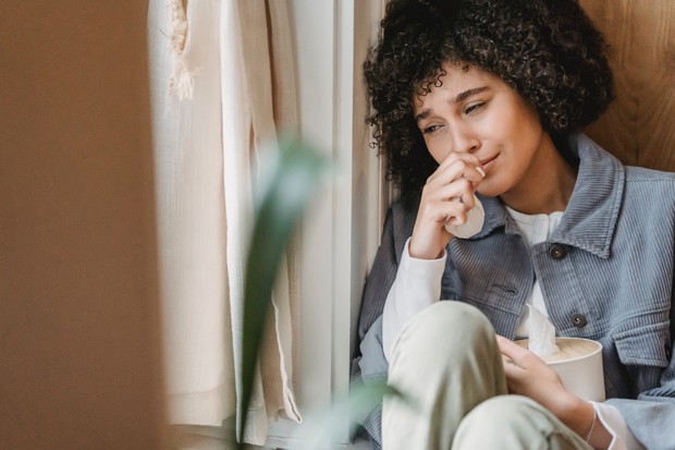 Menangis mencari cara menuangkan emosi yang tertahan.