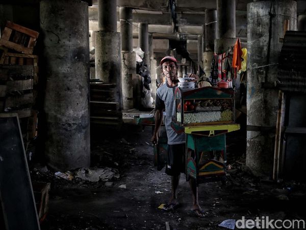 Duh... Masih Ada yang Tinggal di Kolong Tol Jakarta, Ini Buktinya