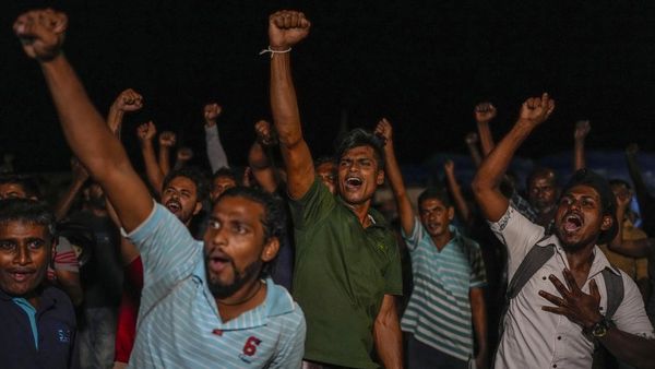 Momen Warga Sri Lanka Bersorak Rayakan Pengunduran Diri Rajapaksa