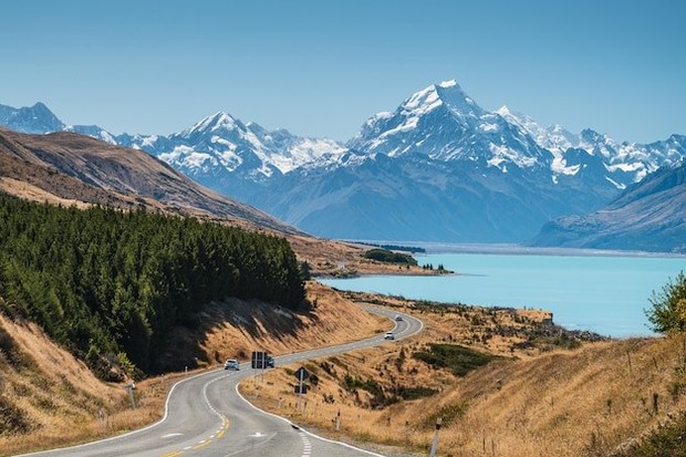 New Zealand memiliki wisata alam yang menyajikan pemandanagan gletser