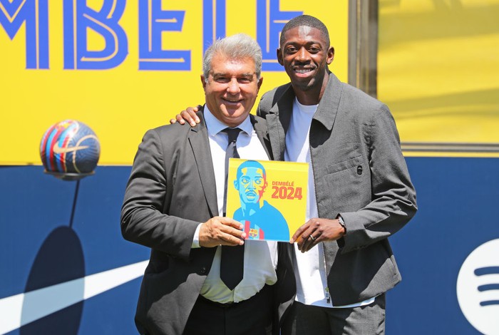 Ousmane Dembele Joan Laporta and Ousmane Dembele during the signing of the player's contract renewal by FC Barcelona until June 30, 2024, in Barcelona, on 14th July 2022.
-- (Photo by Urbanandsport/NurPhoto via Getty Images)