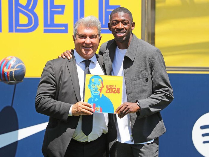 Joan Laporta and Ousmane Dembele during the signing of the player's contract renewal by FC Barcelona until June 30, 2024, in Barcelona, on 14th July 2022. 
 -- (Photo by Urbanandsport/NurPhoto via Getty Images)