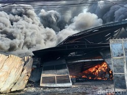 Pabrik Paralon di Tangerang Kebakaran, Asap Tebal Membubung Tinggi