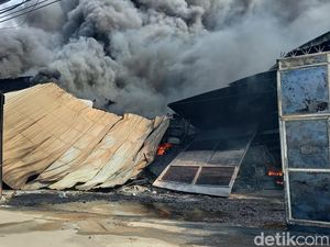 Damkar Lokalisir Kebakaran Pabrik di Tangerang, Cegah Merembet ke SPBU