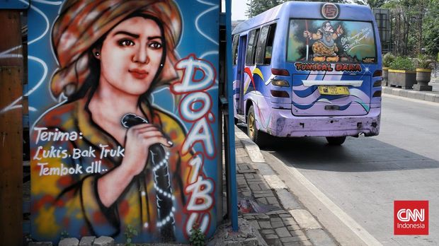 Pelukis Truk Jalur Pantura Cibitung Jamari (40-an) melukis dengan media truck, mini bus dan kendaraan roda empat kecil lainnya dari tahun 1996, yang diawali dengan teknik kuas lalu ke airbrush. (CNN Indonesia/Andry Novelino)