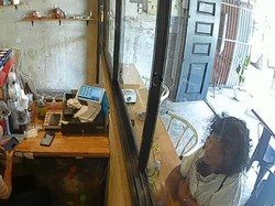 Pencurian HP di Kafe Terekam CCTV, Pelakunya Perempuan