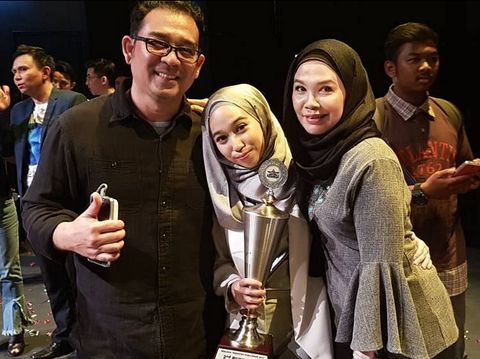 Penyanyi asal Malaysia viral, Nuha Sakinah Binti Saiful Bahrin membawakan lagu berjudul Casablanca dan berduet dengan Naufal Azrin.