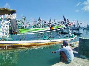 Disapu Gelombang Tinggi, Perahu Nelayan di PPN Pengambengan Tenggelam Disapu Gelombang Tinggi, Perahu Nelayan di PPN Pengambengan Tenggelam