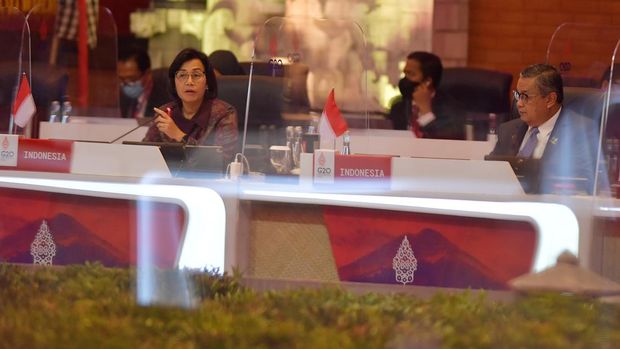 PERTEMUAN MENTERI KEUANGAN G20 Menteri Keuangan Sri Mulyani Indrawati (kiri) bersama Gubernur Bank Indonesia Perry Warjiyo (kanan) menyampaikan sambutan pembukaan Pertemuan Menteri Keuangan dan Gubernur Bank Sentral (FMCBG) G20 di Nusa Dua, Bali, Jumat (15/7/2022). Pertemuan tersebut berlangsung 15-16 Juli 2022 untuk membahas tujuh agenda utama menyangkut berbagai isu ekonomi global dan keuangan. ANTARA FOTO/Nyoman Budhiana.