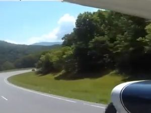 Pesawat Mendarat Darurat di Jalan Raya, Mulus Banget!