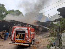 Pabrik Kayu Jati di Bantul Terbakar 4 Jam, Kerugian Ratusan Juta