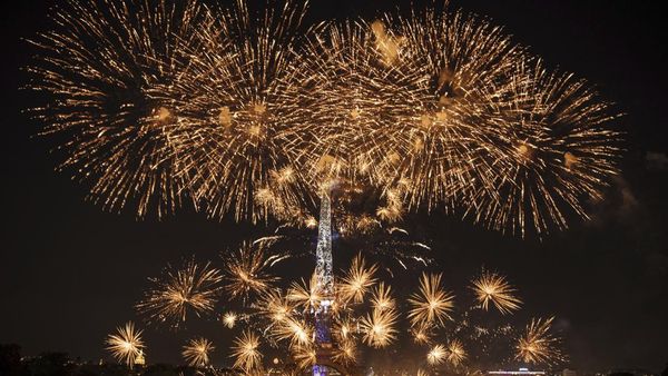 Potret Kemeriahan Pesta Kembang Api di Perayaan Bastille Day Prancis