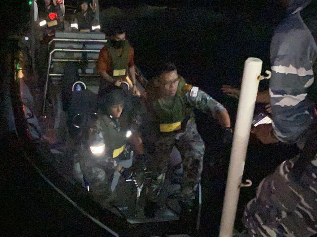KRI Tongkol-813 Evakuasi Awak Kapal Militer Australia yang Sakit