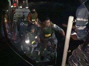 KRI Tongkol-813 Evakuasi Awak Kapal Militer Australia yang Sakit KRI Tongkol-813 Evakuasi Awak Kapal Militer Australia yang Sakit