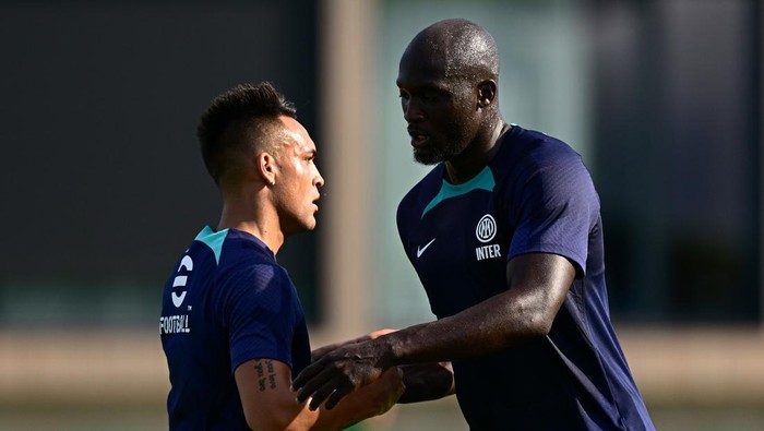 COMO, ITALY - JULY 09: Lautaro Martinez of FC Internazionale embraces his teammate Romelu Lukaku during friendly match between FC Internazionale Milano and FC Milanese at the clubs training ground Suning Training Center on July 09, 2022 in Como, Italy. (Photo by Mattia Ozbot - Inter/Inter via Getty Images)