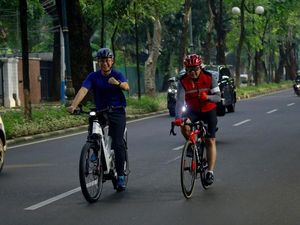 Satu Suara Sekjen PDIP dan PAN Bantah Bahas Koalisi Sambil Bersepeda