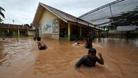 Hujan 4 Jam, Sekolah-Rumah di Jambi Terendam Banjir