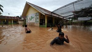 Hujan 4 Jam, Sekolah-Rumah di Jambi Terendam Banjir
