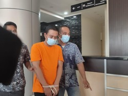 Bejat Ulah Sekuriti Apartemen di Jakbar Paksa Cium Karyawati