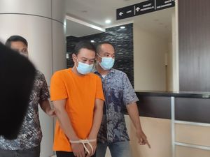 Bejat Ulah Sekuriti Apartemen di Jakbar Paksa Cium Karyawati Bejat Ulah Sekuriti Apartemen di Jakbar Paksa Cium Karyawati
