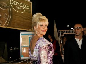Sempat Tak Sadarkan Diri, Penyebab Kematian Ivana Trump Terungkap Sempat Tak Sadarkan Diri, Penyebab Kematian Ivana Trump Terungkap