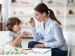 Tips Pilih Sekolah buat Anak yang Terlambat Bicara, Ortu Perlu Lakukan Ini