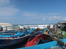 Gelombang Sangat Tinggi, Nelayan di Pantai Depok Bantul Libur Melaut