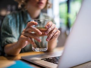 Ilmuwan Sanggah soal Minum 8 Gelas Air Sehari Terkait Kematian Bruce Lee Ilmuwan Sanggah soal Minum 8 Gelas Air Sehari Terkait Kematian Bruce Lee