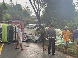 Jalan Miring-Licin, Truk Muat Beras 12 Ton Terguling di Karangasem