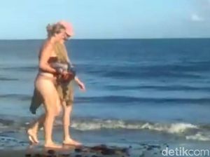 Viral Turis Asing Berbikini di Pantai Aceh Singkil, Satpol PP Turun Tangan Viral Turis Asing Berbikini di Pantai Aceh Singkil, Satpol PP Turun Tangan