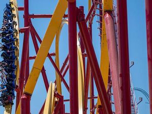 Momen Mengerikan Roller Coaster Macet hingga Penumpang Tergantung Momen Mengerikan Roller Coaster Macet hingga Penumpang Tergantung