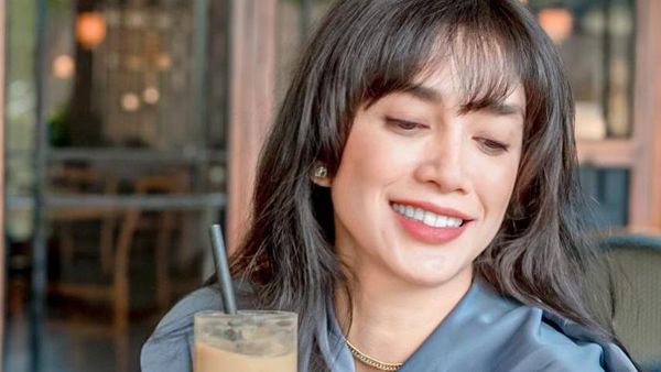 Awet Muda! Ini Potret Ussy Sulistiawaty Saat Nongkrong di Kafe