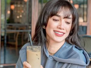 Awet Muda! Ini Potret Ussy Sulistiawaty Saat Nongkrong di Kafe