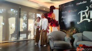 Senyum Bahagia Via Vallen dan Chevra Setelah Resmi Menikah